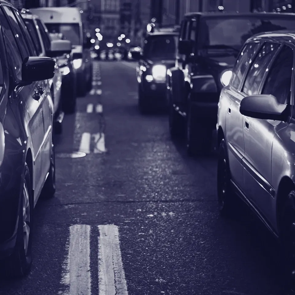 Ihr fachkundiger Kontakt für Gutachten Ihres Autos Blick zwischen zwei Fahrspuren | Meister für Karosserie- & Fahrzeugbau