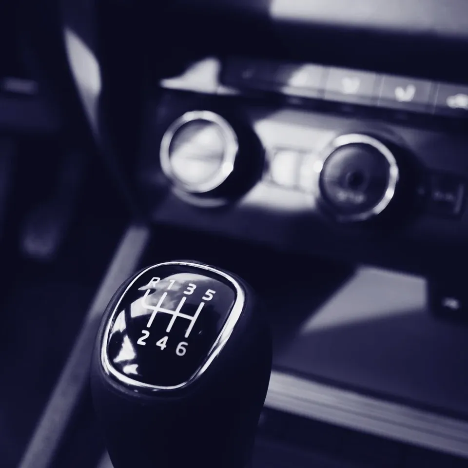 Alle Leistungen rund um das Thema Gutachten bei Fahrzeugen Interieur mit Gangschaltung und Anzeigeinstrumenten | Auto Gutachter Berchtold