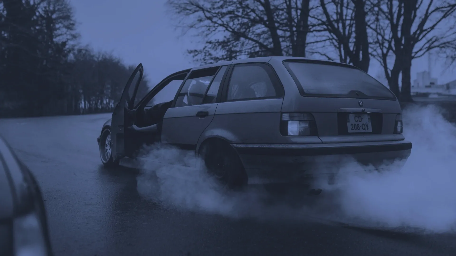 Professioneller Beistand, den Sie nach einem Unfall verdienen Unfallschaden mit Rauchaustritt auf Straßenkreuzung